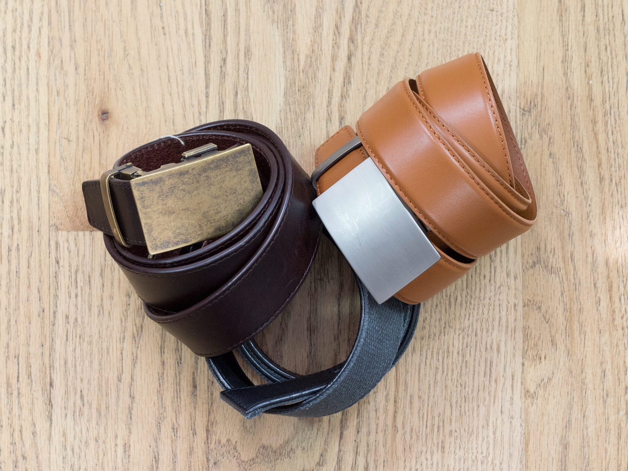 effortless essentials minimalist wardrobe - accessories_belts