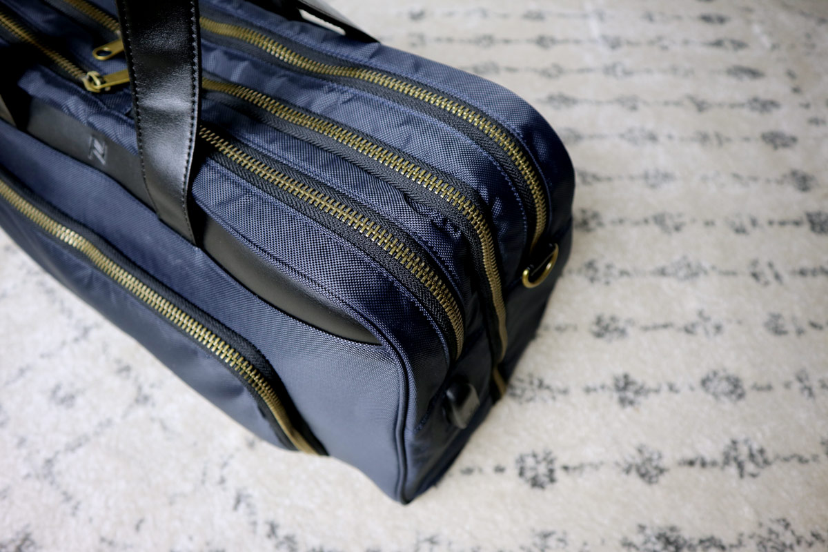 closeup of zippers - best travel bag for men - nomad lane bento bag